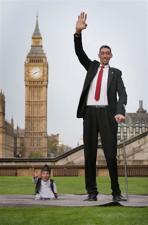 Worlds Tallest Man Meets Worlds Smallest Man For Guinness World