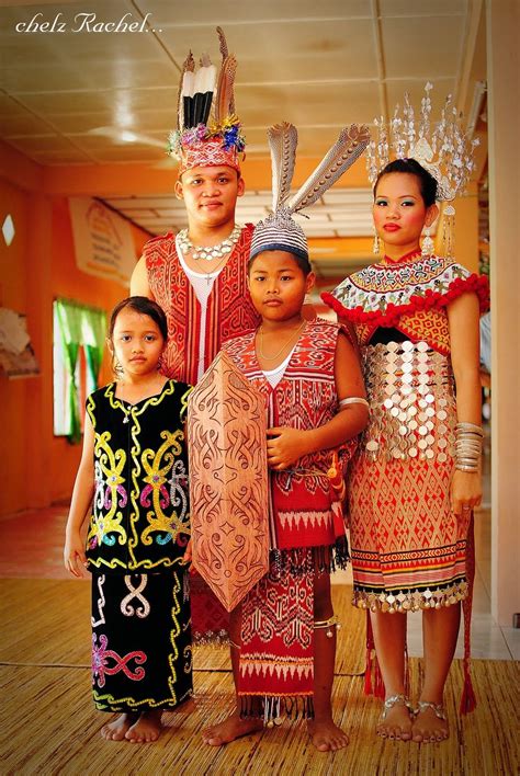 Korang tau tak ramai orang sarawak di. Pakaian tradisional kaum Iban, Sarawak, Malaysia ...
