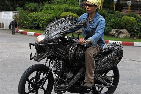 Stunning Alien Predator Themed Motorcycle Design Swan