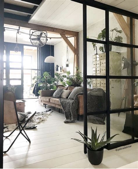 Interior styling is the art of curating furnishings, textures, finishes, lighting and accessories, amongst a plethora of contemporary and antique products. Donkere kleuren stylen in je interieur! - Jellina Detmar ...