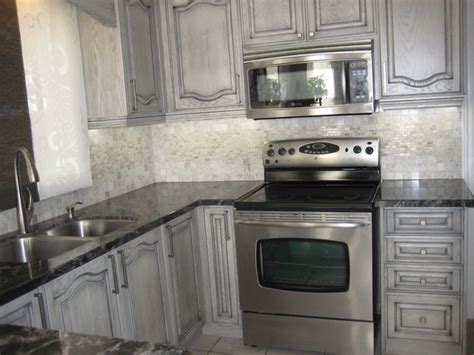 Black granite countertops have an almost universal appeal to buyers who are looking for great style and quality in the home they buy. Black Granite Countertops Modern Kitchen Designs
