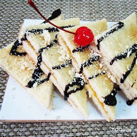 Berikut resep dan cara membuat roti pisang cokelat yang lembut. Resep Kue Basah: Sandwich Pisang Saus Coklat Keju | Raja Kue Basah Indonsia