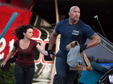 Ray é um piloto de helicópetro de salvamentos dos bombeiros (dwayne johnson) que terá que percorrer o estado para resgatar a sua filha e sua esposa antes de serem atingidos pela catástrofe final. Terremoto: a falha de San Andreas - Terremoto: a falha de ...