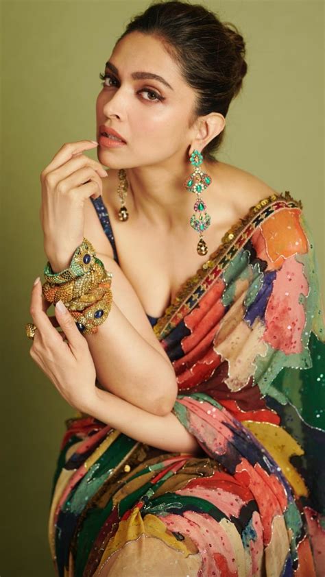 Sexy And Hot Deepika Padukone In Saree Pics Hindi Actress Free