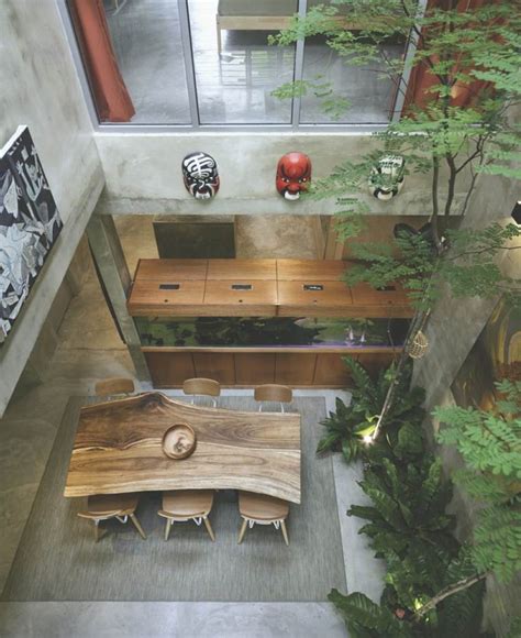 Voir plus d'idées sur le thème interieur maison, maison, déco maison. Maison avec patio et arbre d'intérieur par O2 Design Atelier