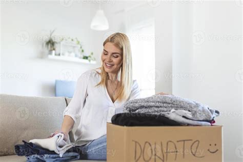 Femme Tenant Une Boîte De Dons En Carton Pleine De Vêtements Concept