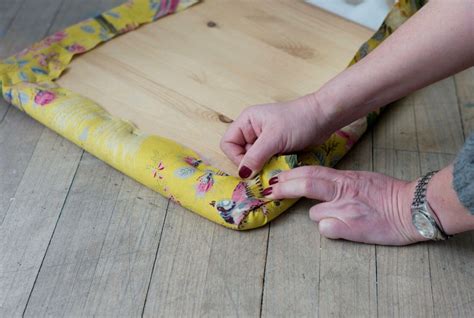 Pour commencer, il vous faudra enlever les clous de tapissier du dossier. Relooking de meuble : comment peindre et tapisser une ...
