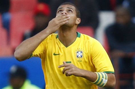 Kariyer sayfasında felipe melo de carvalho isimli futbolcunun sezon bazında takımının yer almış olduğu turnuvalardaki maç, gol, asist, sarı kart, kırmızı kart, oyuna girme, oyundan alınma. Felipe Melo prolonge jusqu'en 2013 à la Fiorentina