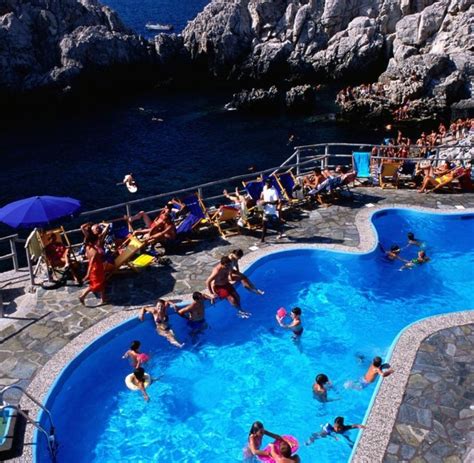 Capri is an island located in the tyrrhenian sea off the sorrento peninsula, on the south side of the gulf of naples in the campania region. Italien: Auf Capri geht es heiß her - auch im Herbst - WELT