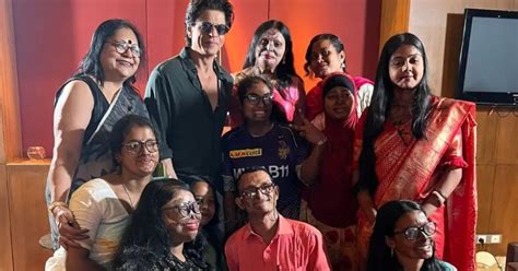 Shah Rukh Khan Meets Acid Attack Survivors In Kolkata