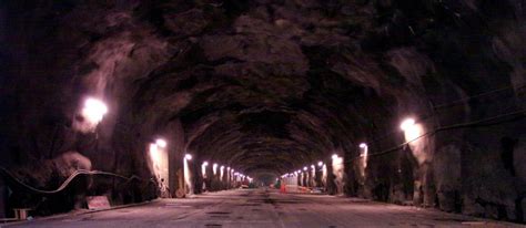 Södra länken is 6 km (3.7 mi) in length, of which 4.5 km (2.8 mi) is in tunnels. haba: Öppet hål: Södra Länken dagen