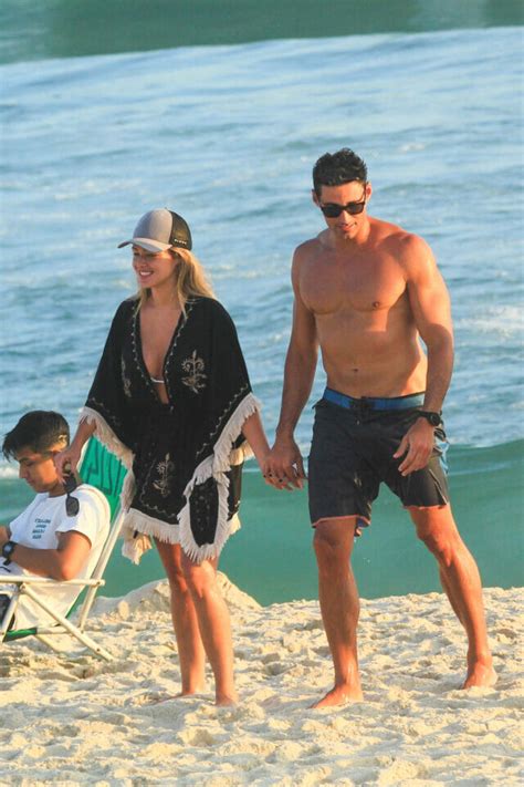 Ex BBB Bárbara Heck aparece agarradinha com o namorado em praia do Rio