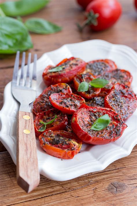 Ora non vi resta che seguire passo passo la ricetta riportata di seguito e preparare con noi i pomodorini confit! Pomodorini confit, ricetta semplicissima e gustosissima