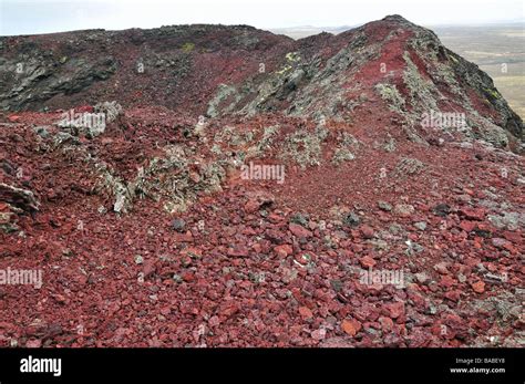 Rote Schlacken oder vulkanische Asche von großen und kleinen vesikuläre Basalt-Fragmente ...
