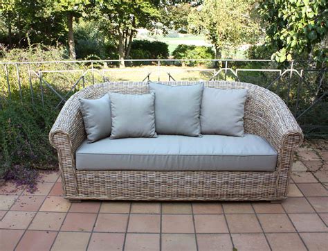 Cuscino del divano per esterni. Arredamento per esterno, mobili da giardino, salotti per ...