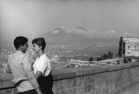 Il Vesuvio Sullo Sfondo Napoli Di Henri Cartier Bresson 1960 Candid
