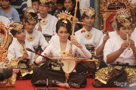 Alat Musik Suku Bali Aga Gamelan Bali Wikipedia Bahasa Indonesia