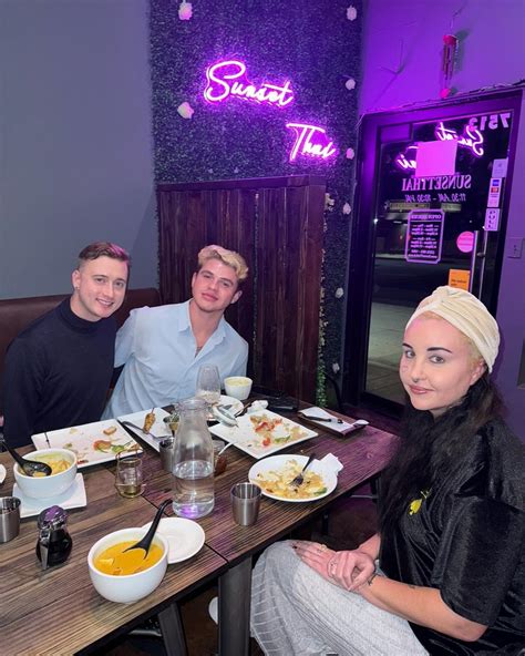 Amanda Bynes shares rare selfie at dinner with friends as fans cry 'so