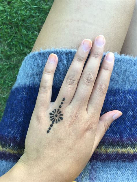 How do you shower with henna? #small #delicate #henna #hennatattoo #girltattoo # ...