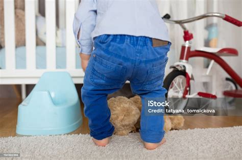 小さな幼児の少年は彼のズボンにおしっこトイレで時間にそれを作ることができませんでした パンツのストックフォトや画像を多数ご用意 パンツ 子供 排尿 Istock