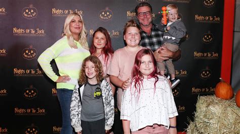 Tori Spelling Criticized Over Daughters Dyed Hair Claps Back