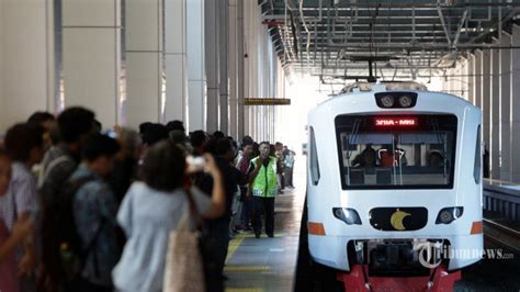 Kereta bandara soekarno hatta juga tidak berangkat dari gambir melainkan dari stasiun sudirman. Naik Kereta Bandara Ke Gambir - Gambar FGH