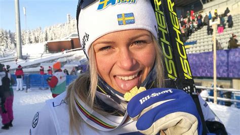 Frida karlsson, född 1999, är en svensk längdskidåkare som med sin vinst i seefeld 2019 blev den yngsta världsmästaren någonsin. Nytt guld för juniordrottningen Frida Karlsson | SVT Sport