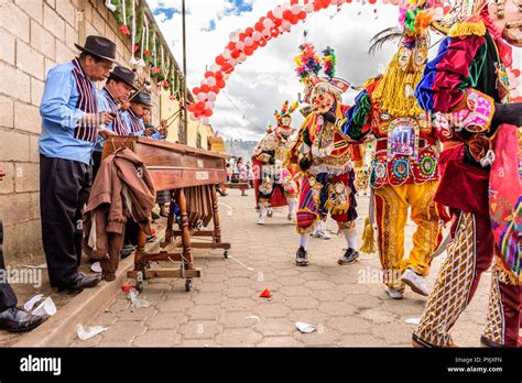 Parramos Guatemala Diciembre Marimba músicos y bailarines de danza folklórica