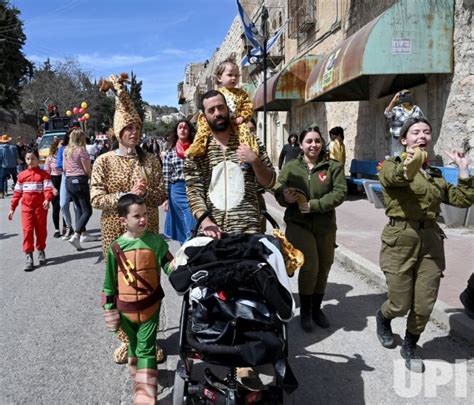 Photo Israeli Settlers Celebrate Purim In Hebron Jer2023030701