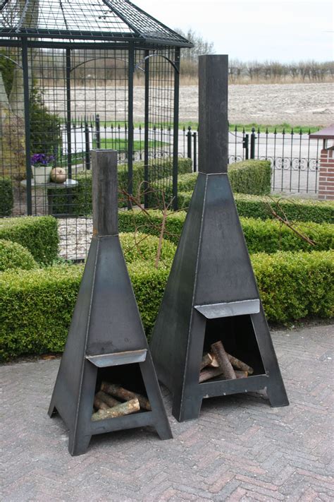 Fire pits are an easy addition to add to any backyard atmosphere. tuinkachels - Google zoeken | Chimeneas exteriores ...