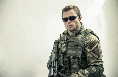 Çolak, tim'im söylediği komando marşı eşliğinde birliğe getiriliyor. Söz dizisi zirveyi bırakmıyor (Söz 17. bölüm yeni fragmanı ...