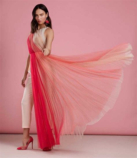 We tagged along with the bride's mother, sisters, and friends for her final fitting at the dior atelier in paris, and got an inside look at what went into the making of the not one, but two. Abiti da cerimonia Elisabetta Franchi 2020: Foto e Prezzi - Beautydea | Elegant woman, Abiti ...