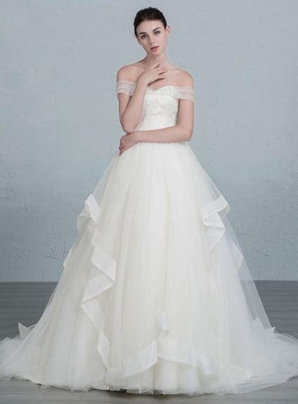 Abito da Sposa con scollo a barca e gonna svasata in tulle ...