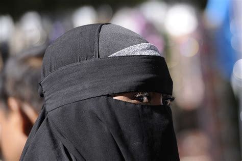 Condamné Pour Avoir Arraché Le Niqab Dune Femme Valeurs Actuelles