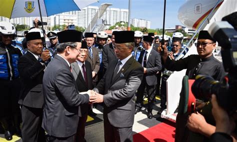 We hope this will help you in learning languages. Kerajaan Negeri menerima titah Agong supaya masyarakat ...