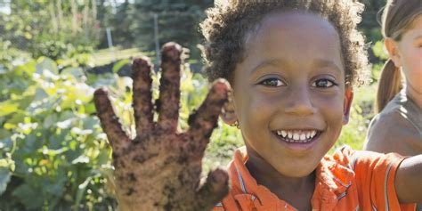 Reasons You Might Want To Let Your Kids Play In Dirt More