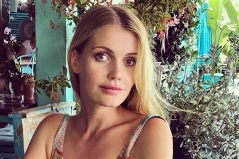 Lady kitty spencer (earl spencer's daughter) in dolce and gabbana at the wedding of prince harry and meghan markle. Kitty Spencer. fotos de sobrina y heredera de Lady Di ...