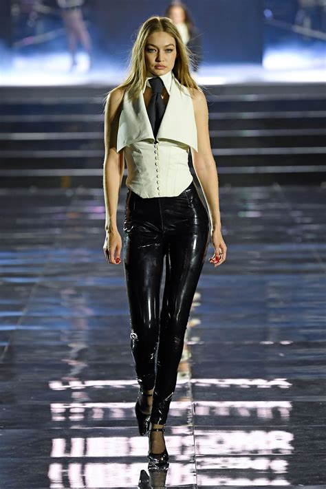 Gigi Hadid In 2020 Gigi Hadid Outfits Fashion Gigi Hadid Runway