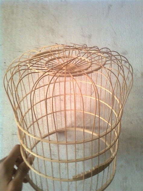 .burung murai untuk hiburan di rumah, mungkin anda semua dapat membeli kandang yang tidak terlalu yang harus di perhatikan berikut informasi mengenai tips memilih sangkar untuk murai batu Cara Membuat Sangkar Burung Mentahan | Sangkar burung ...