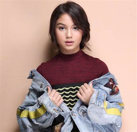 Sebuah foto dari tahun 1945 menunjukkan pangeran mahkota akihito pergi ke sekolah di tokyo. 10 Foto dan Biodata Saskia Chadwick, Aktris Pendatang Baru ...