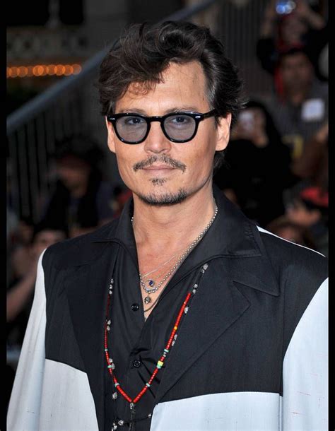 En Johnny Depp est à tomber avec une simple coupe courte en bataille Johnny Depp ses