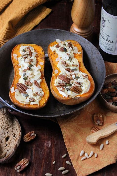 1 courge butternut, 1 oignon, 1 gros champignon de paris, quelques châtaignes, 15 cl crème, gruyère râpé, huile d 'olive, sel, poivre. Butternut farcie chèvre & noix de pécan (avec images) | Butternut farcie, Butternut, Recette ...