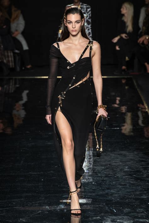 Versace Recupera The Dress El Icónico Vestido De Imperdibles Con El