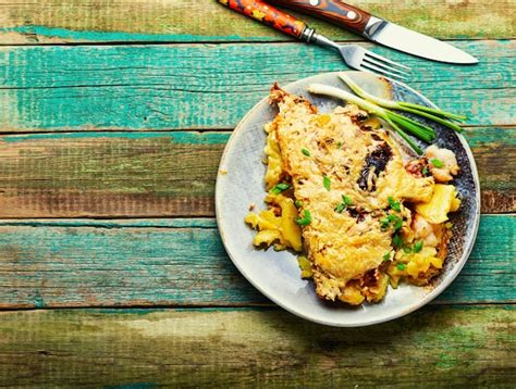 A carne francesa é um prato feito de camadas de carne batatas e queijo Foto Premium