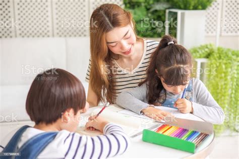 Keluarga Yang Bahagia Ibu Muda Yang Cantik Membaca Buku Dan Menggambar