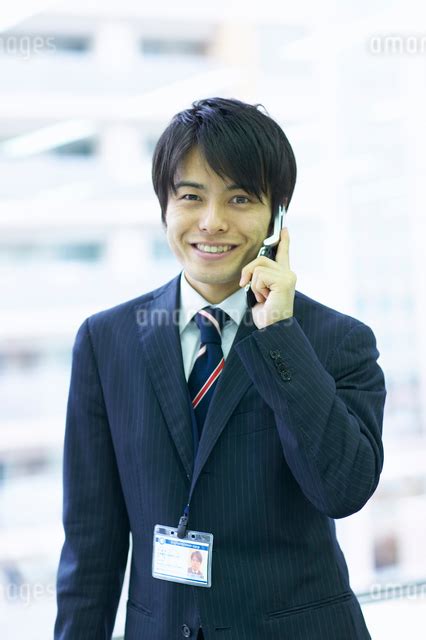 携帯電話で話しをする男性の写真素材 [fyi03865813] ストックフォトのamanaimages plus
