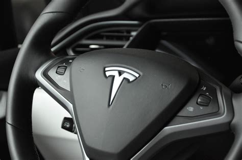 Tesla Richiama 15000 Model X Che Potrebbero Perdere Il Servosterzo