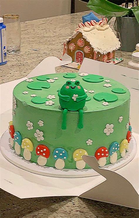 frog cake in 2021 frog cakes pretty birthday cakes cute birthday cakes