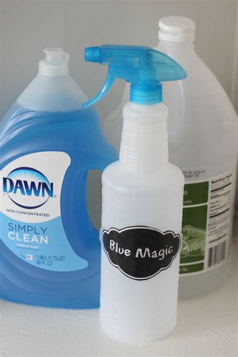 How to easily make your own homemade bathroom cleaner with the smell you love and disinfecting properties. Easy DIY Soap Scum and Bath tub cleaner