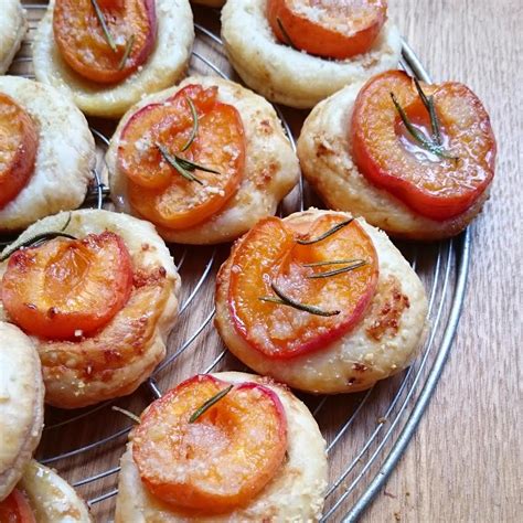 Gourmandises et Merveilles Mini tartelettes aux abricots amande miel